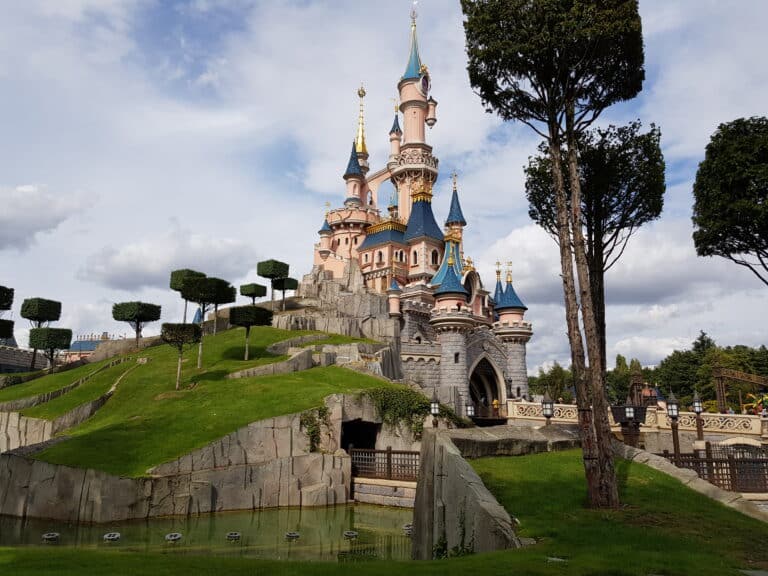 Réserver son séjour à Disneyland Paris.